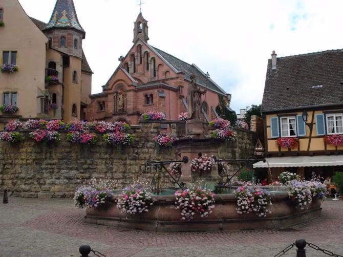 Eguisheim nổi tiếng khi sản xuất rượu vang Alsace thượng hạng