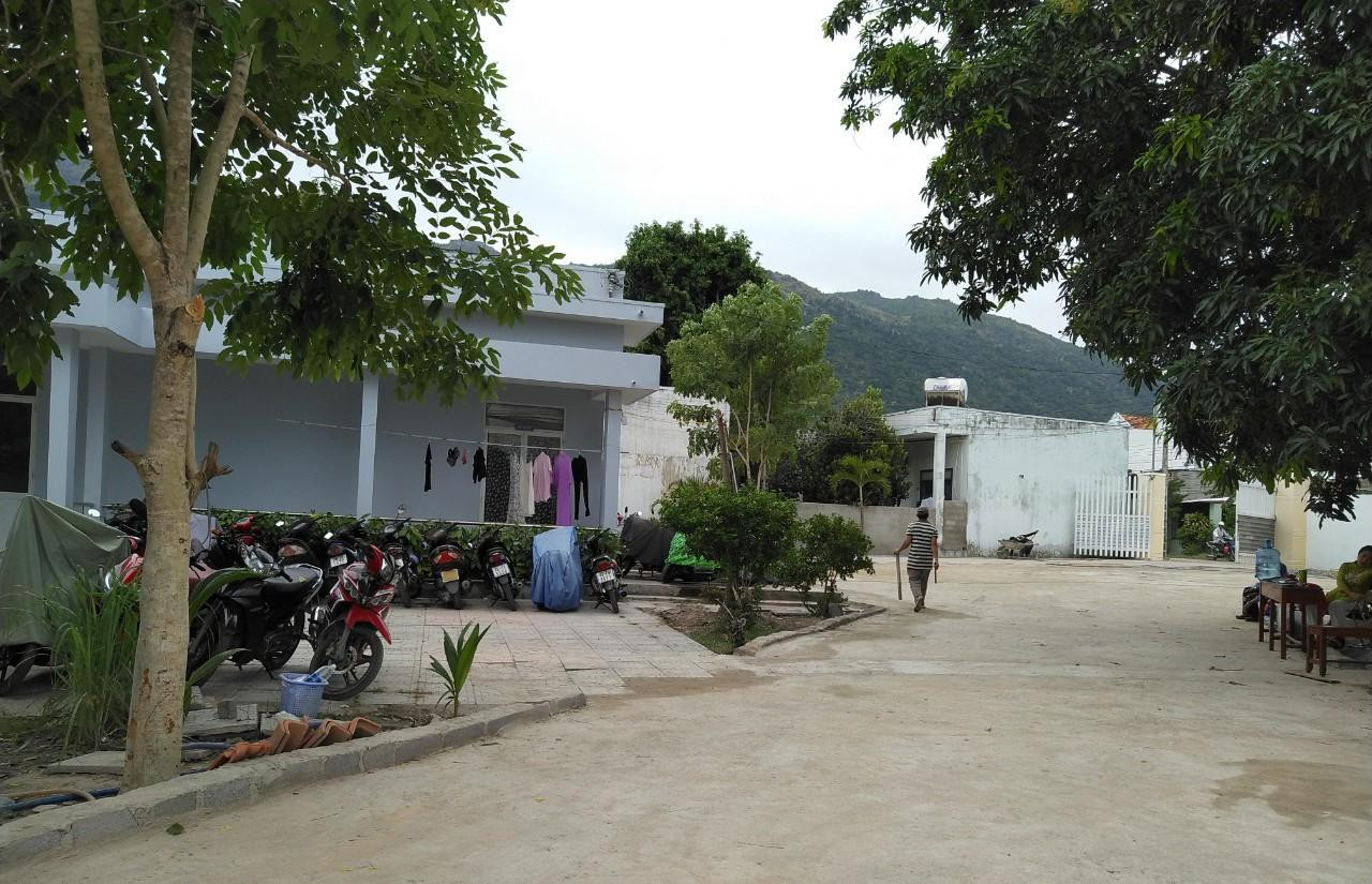 Cơ sở này đã biến lớp học thành nơi nghỉ ngơi cho nhân viên phục vụ khách Trung Quốc. Ảnh L.H