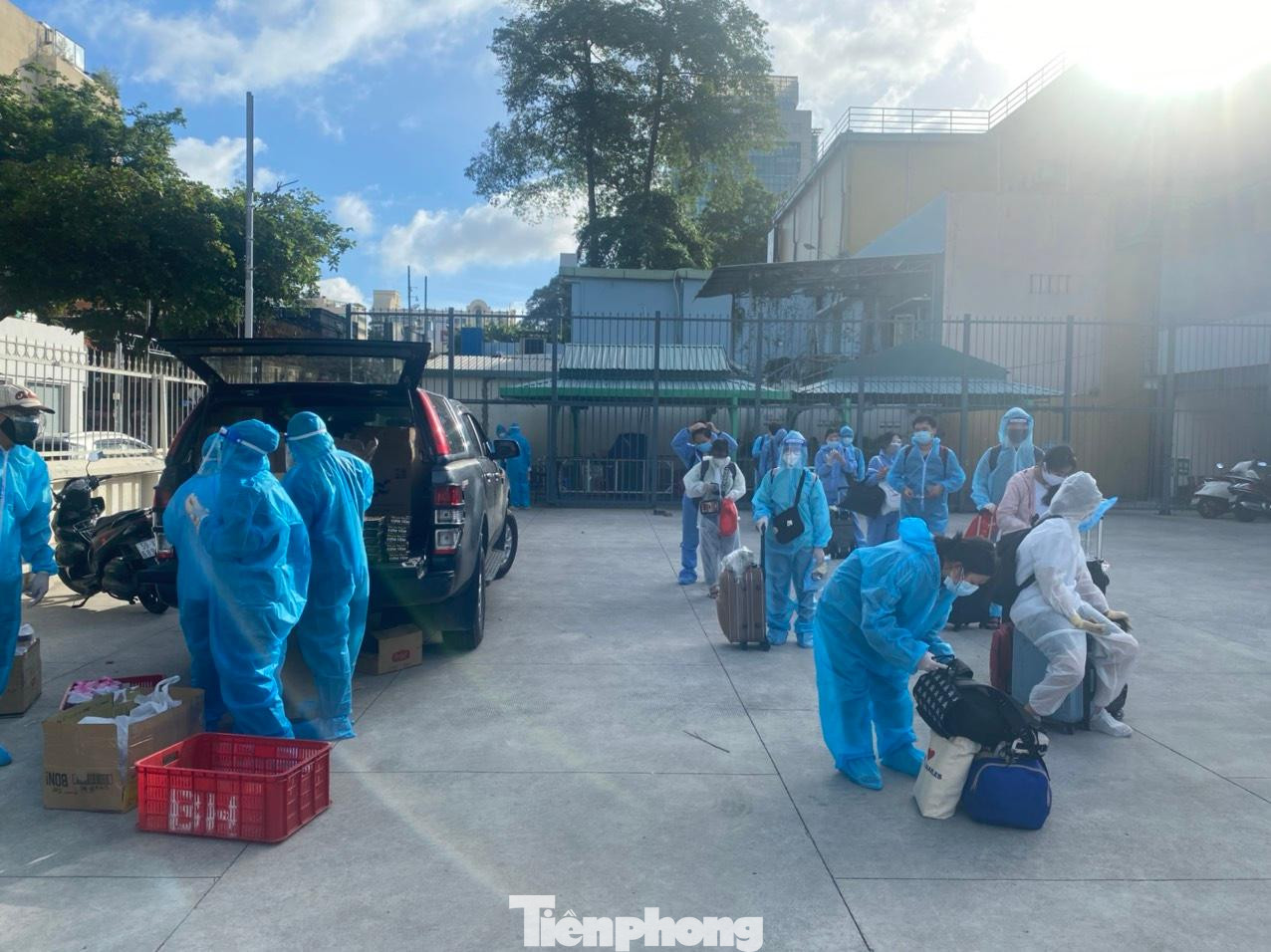 Sinh viên Khánh Hoà tại TP.HCM chờ đợi lên xe về quê. Ảnh Tỉnh đoàn Khánh Hoà cung cấp.