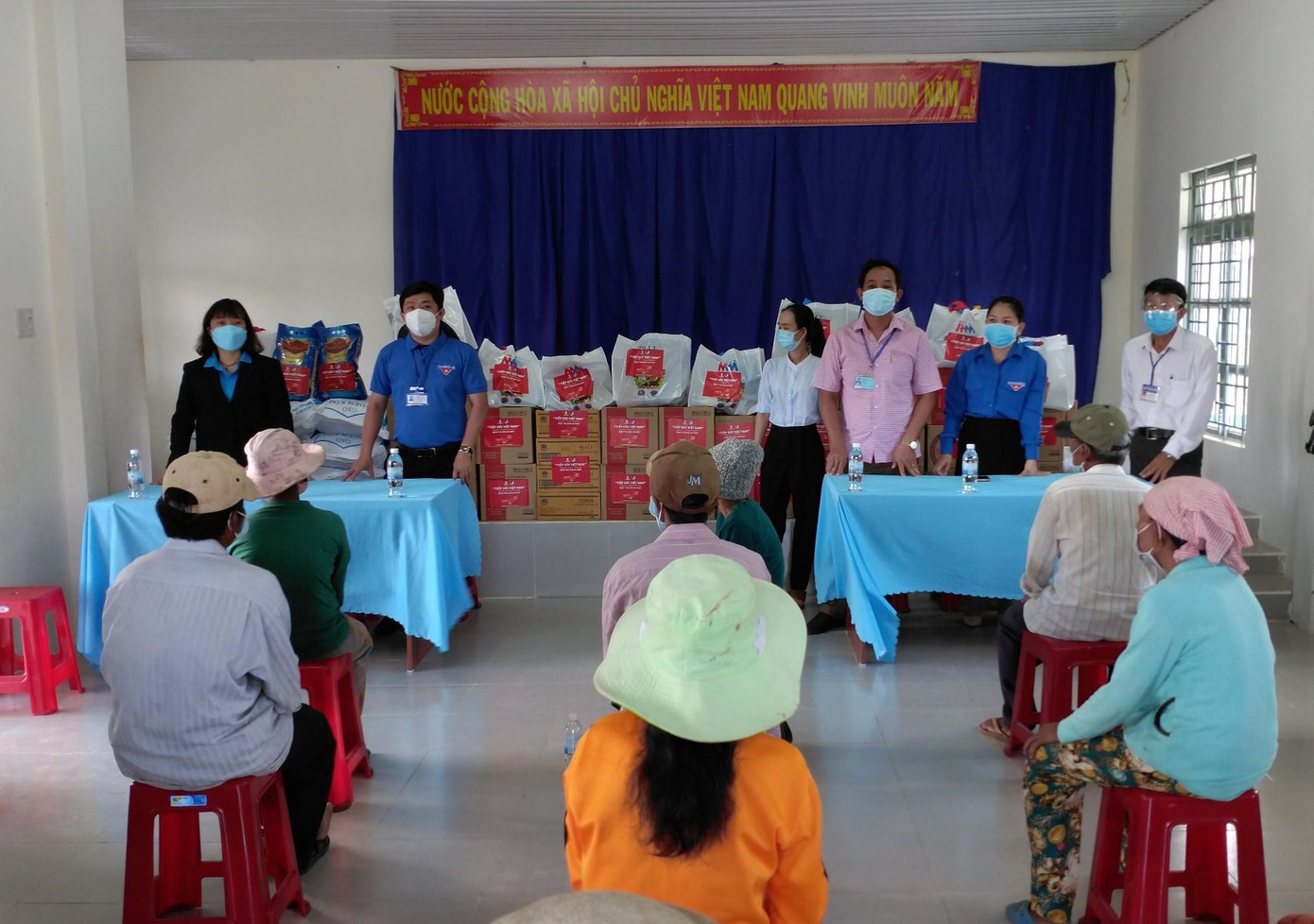 Lãnh đạo Tỉnh đoàn Khánh Hoà đại diện chương trình trao thiết bị y tế và lương thực, thực phẩm cho người dân huyện Diên Khánh