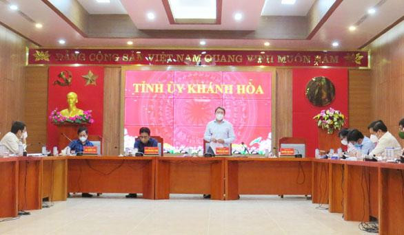 Ông Nguyễn Hải Ninh (đứng) phát biểu chỉ đạo tại cuộc họp với tập thể Ban thường vụ Thành uỷ Nha Trang chiều 13/8. Ảnh Báo Khánh Hoà.