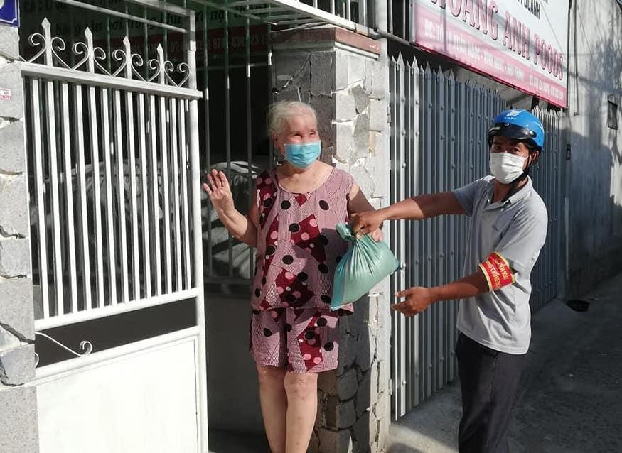 Lực lượng Tổ cứu trợ xã Vĩnh Ngọc, TP. Nha Trang mua gạo cho người dân. Ảnh Văn Nhất. Lực lượng Tổ cứu trợ xã Vĩnh Ngọc, TP. Nha Trang mua gạo cho người dân. Ảnh Văn Nhất.