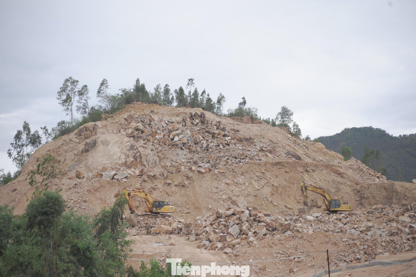 Cả ngọn núi lớn bị Công ty Quốc Hân cho máy móc đào bới lấy đất đá. Ảnh L.H