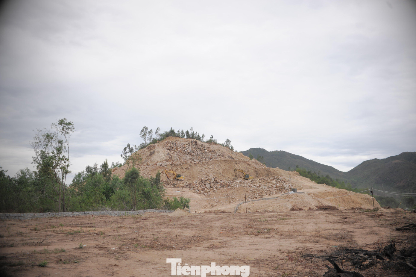Công ty Quốc Hân khai thác đất đá tràn lan tại dự án nhưng không bị xử lý gì cả. Ảnh L.H