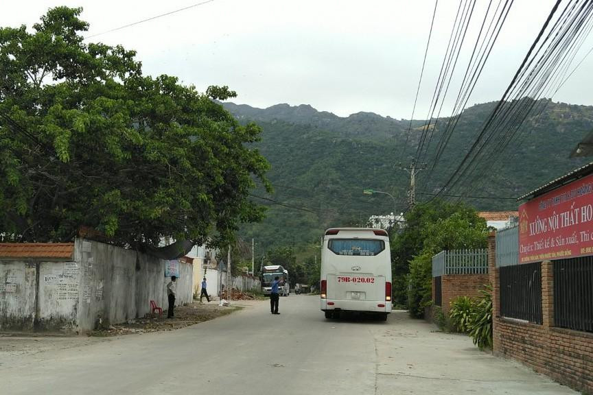 Xe chở khách Trung Quốc đến mua hàng tại cơ sở này vào năm 2019. Ảnh L.H