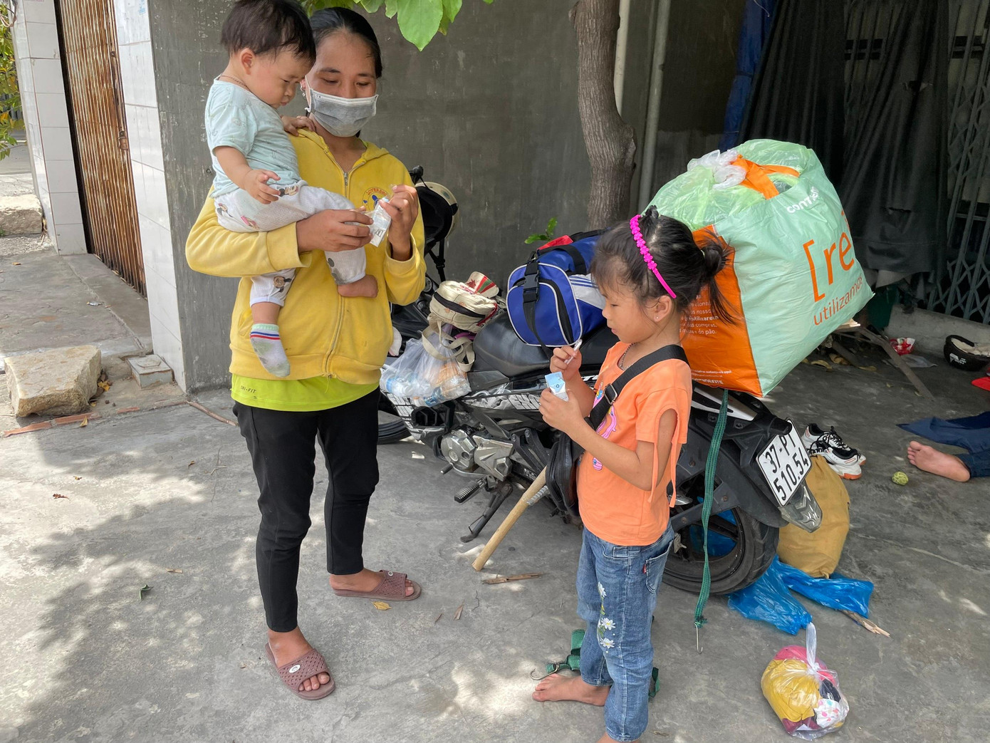 Một gia đình từ TP.HCM về quê ghé nghỉ tại TP. Cam Ranh, tỉnh Khánh Hoà. Ảnh CÔNG HOAN