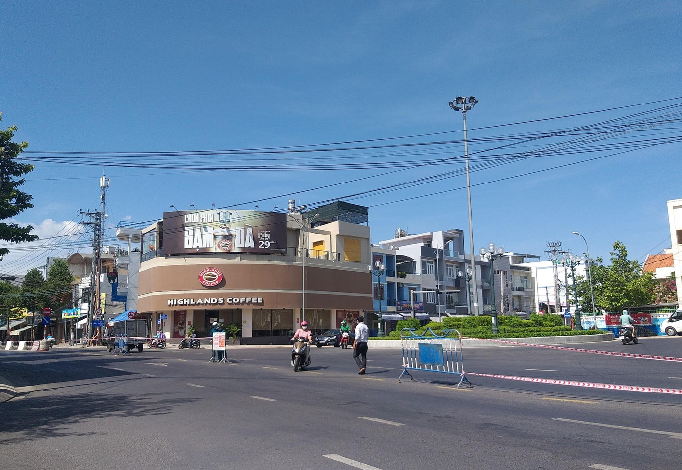 Lực lượng chức năng phong toả tại đường Lê Hồng Phong, TP. Nha Trang. Ảnh LỮ HỒ.