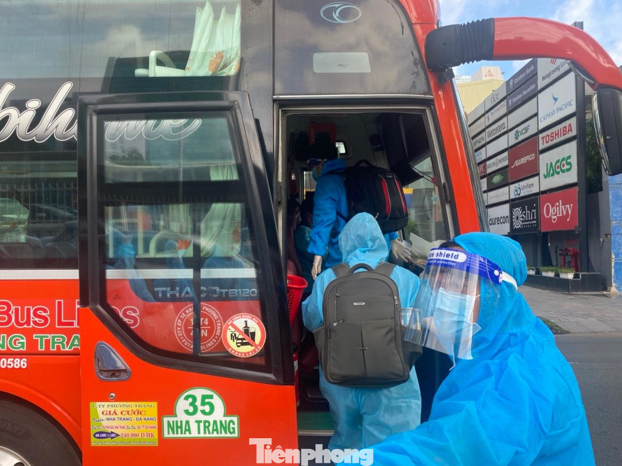 Các sinh viên được tình nguyện viên Thành đoàn TP.HCM hỗ trợ lên xe về quê. Ảnh Tỉnh đoàn Khánh Hoà cung cấp.