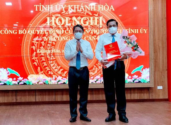 Bí thư Tỉnh uỷ Khánh Hoà Nguyễn Hải Ninh (bên trái ảnh) trao quyết định cho ông Lê Hữu Thọ. Ảnh Xuân Thành/Báo Khánh Hoà. Bí thư Tỉnh uỷ Khánh Hoà Nguyễn Hải Ninh (bên trái ảnh) trao quyết định cho ông Lê Hữu Thọ. Ảnh Xuân Thành/Báo Khánh Hoà.