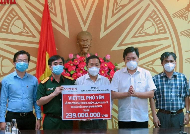 Đại diện Viettel Phú Yên tặng 100 điện thoại thông minh cho tỉnh Phú Yên. Ảnh Xuân Triệu. Đại diện Viettel Phú Yên tặng 100 điện thoại thông minh cho tỉnh Phú Yên. Ảnh Xuân Triệu.