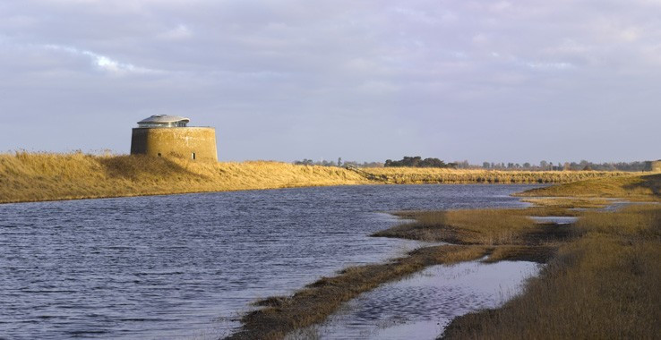 Lô cốt quân sự nằm bên cạnh một dòng sông. Lô cốt quân sự này nằm bên cạnh một dòng sông