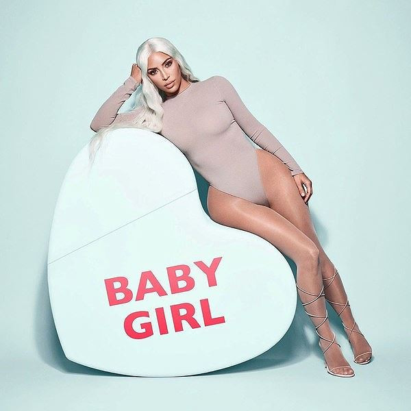 Choáng váng với váy cắt xẻ, khoe ngực quá đà của Kim Kardashian ảnh 8