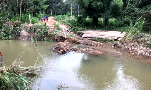 Cầu sập, học sinh ngồi lồng sắt qua sông ảnh 1