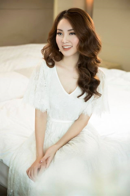 Nhan sắc mặn mà thu hút của hai nàng Á hậu làm MC VTV ảnh 1