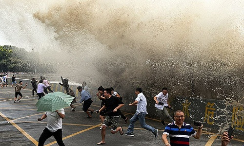 Sóng 'thủy quái' cao như tòa nhà, lao rầm rầm trên sông Trung Quốc ảnh 1