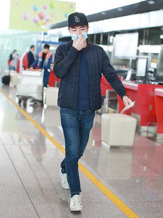 Hoắc Kiến Hoa giận dữ xua đuổi phóng viên giữa ồn ào 'làm bạn diễn có bầu' ảnh 1