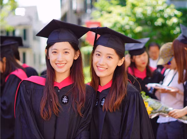 Cặp song sinh xinh đẹp cùng tốt nghiệp ĐH Harvard ảnh 1