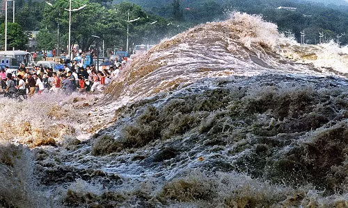 Sóng 'thủy quái' cao như tòa nhà, lao rầm rầm trên sông Trung Quốc ảnh 2