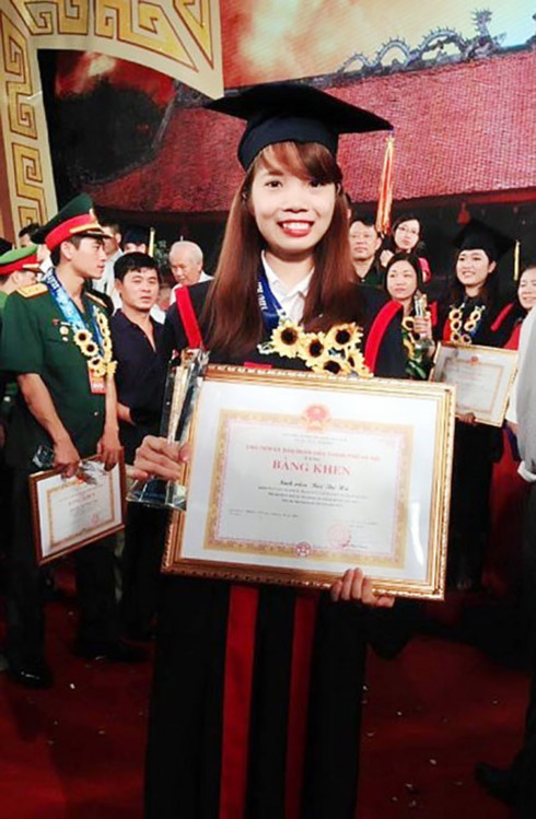 Thủ khoa chăn lợn: Hãy đặt mũ xuống và bước ra đời ảnh 1