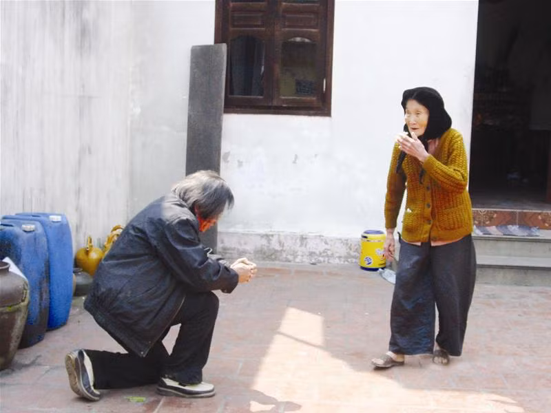 KTS Nguyễn Trọng Huấn lạy cụ Tom