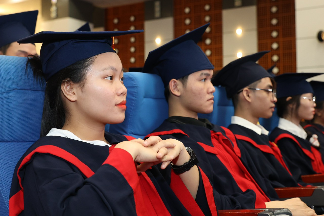 Các thủ khoa trong chương trình tôn vinh và trao học bổng nâng bước thủ khoa 2023. Ảnh: Như Ý Các thủ khoa trong chương trình tôn vinh và trao học bổng nâng bước thủ khoa 2023. Ảnh: Như Ý