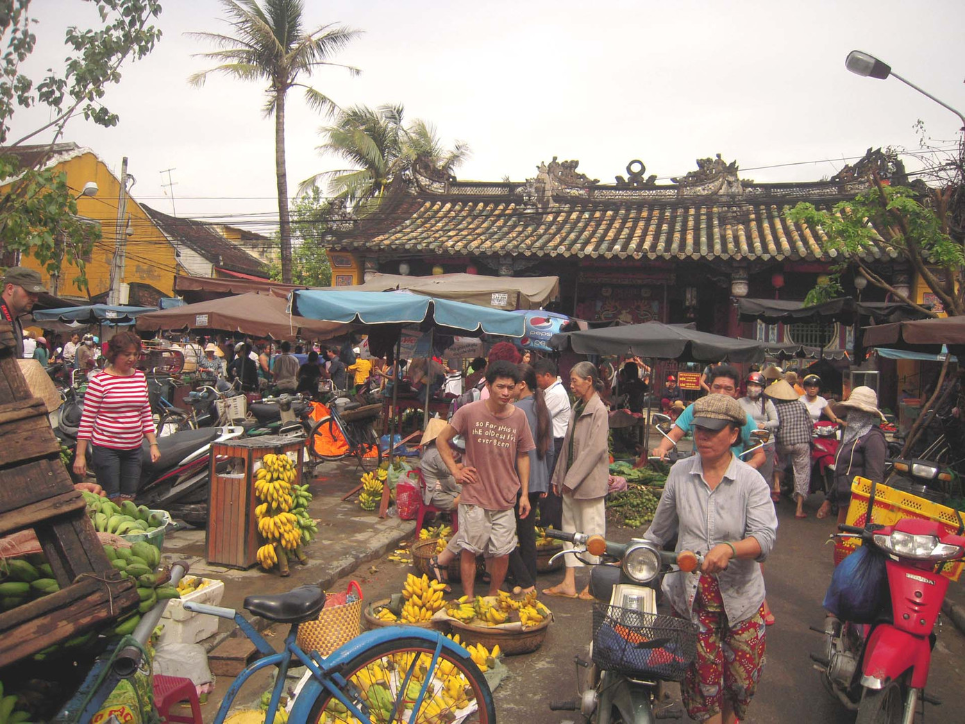 Chợ tạm ngày rằm họp trước Chùa Ông