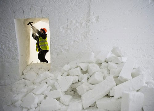 Các tảng băng tuyết nguyên khối dày hàng mét được đục đẽo để tạo thành cửa và các căn phòng