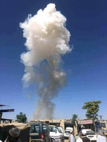 Đánh bom tự sát vào xe cảnh sát, 18 người thiệt mạng ảnh 1