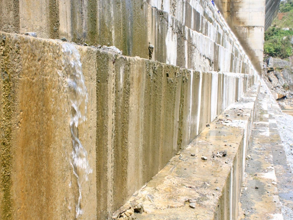 Đập thủy điện sông Tranh 2 vẫn rỉ nước chảy mạnh ngày 21 - 3