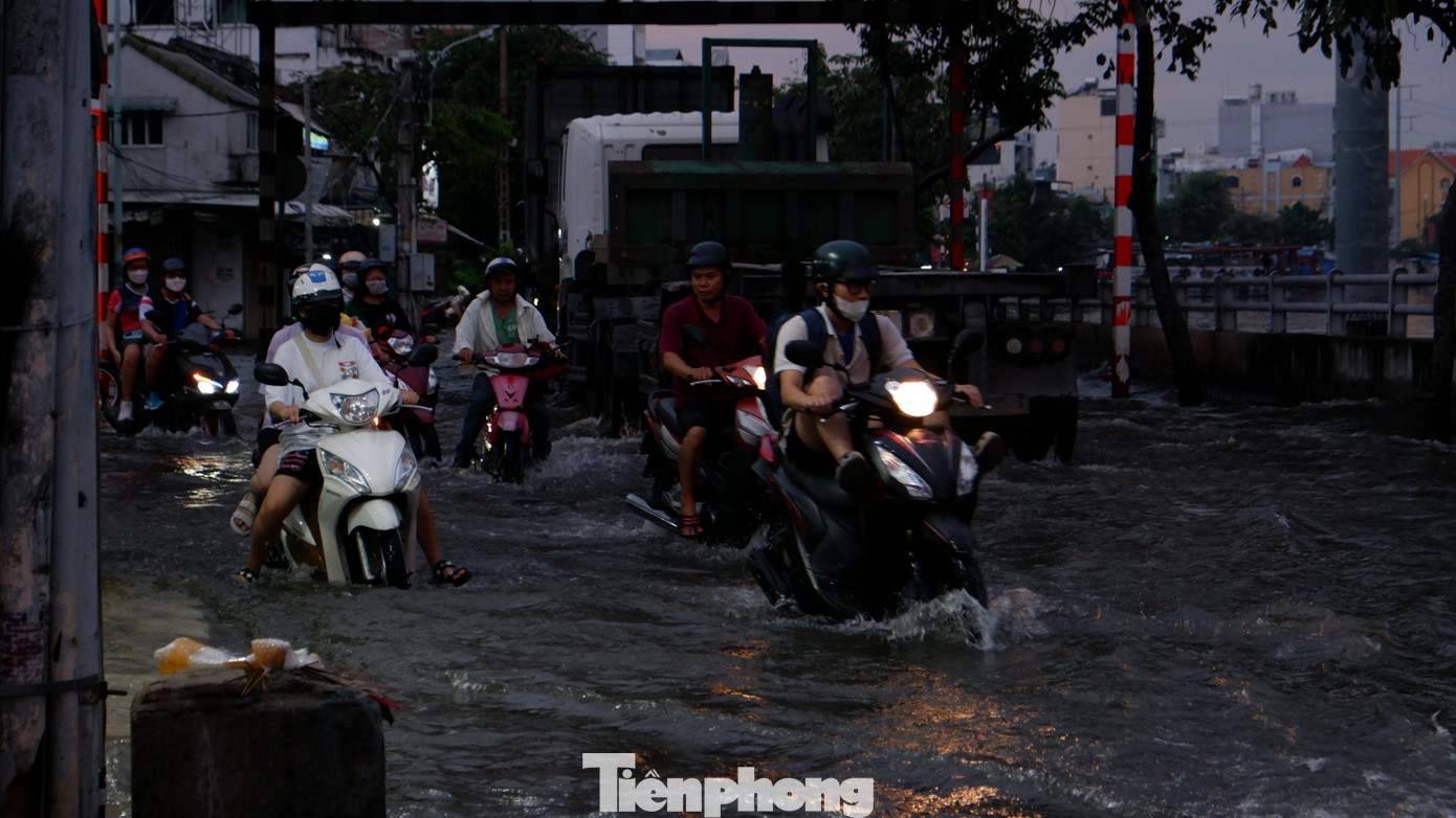 Trước đó, vào tháng 9 vừa qua, HĐND TPHCM đã thông qua chủ trương đầu tư dự án cải tạo đường Trần Xuân Soạn (quận 7) nhằm chống ngập và xây dựng bờ kè dọc tuyến đường này. Dự kiến, tổng kinh phí cho dự án khoảng 375 tỷ đồng.