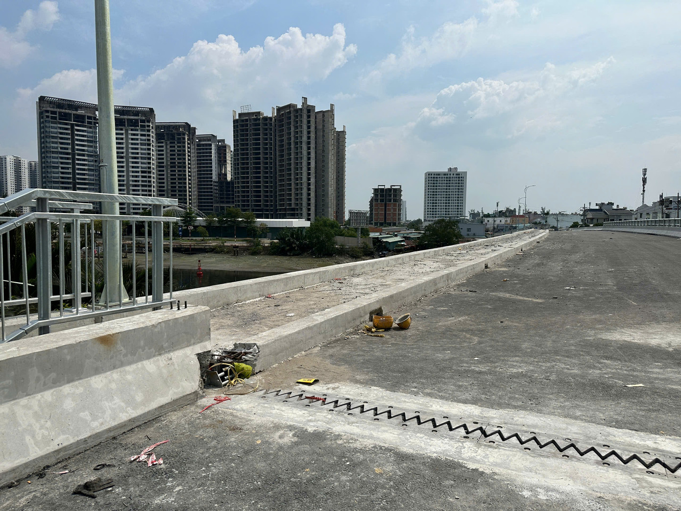 Dự kiến công tác lắp đặt lan can cầu sẽ hoàn thành vào ngày 18/11.