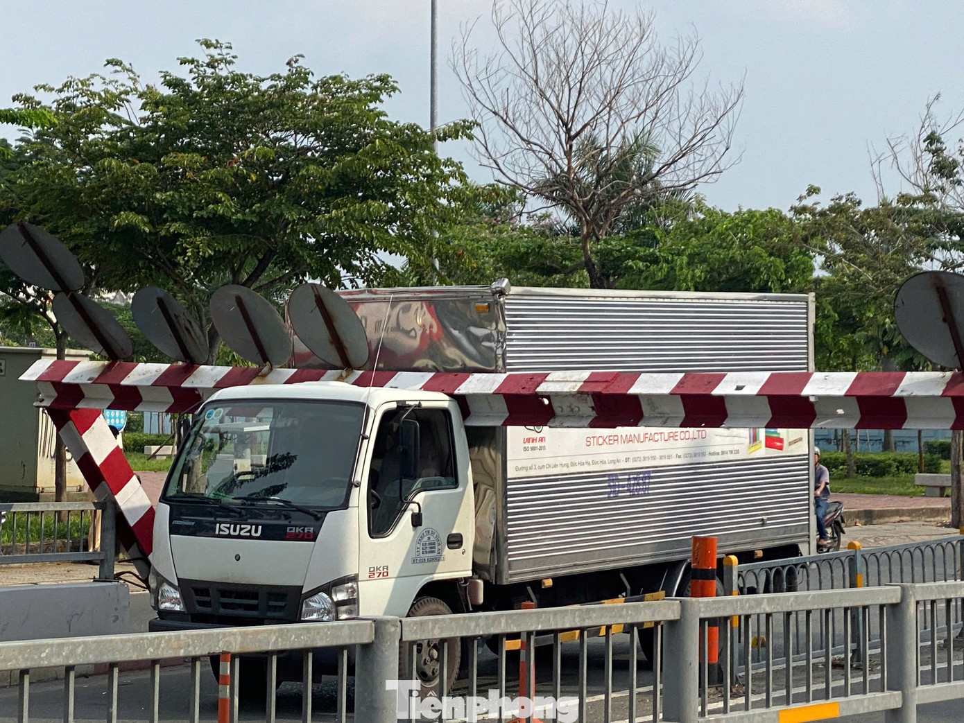 Vụ va chạm khiến thanh giới hạn chiều cao trước hầm chui cầu Phạm Văn Chí bị đổ nghiêng. Ảnh: Hữu Huy