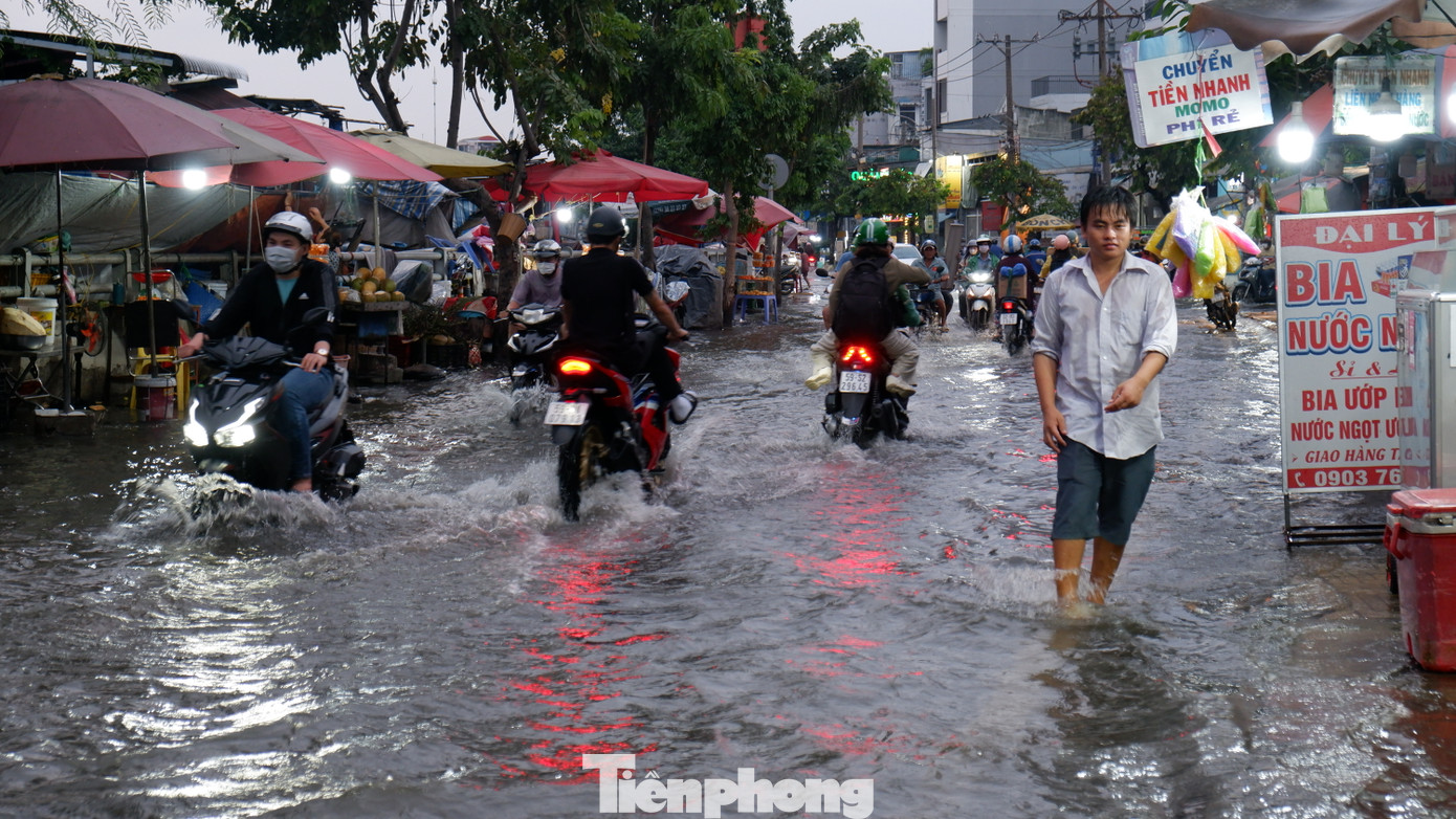 Đường Trần Xuân Soạn, quận 7 (TPHCM) bị ngập trong kỳ triều cường đầu tháng 11 vừa qua. Ảnh: Hữu Huy