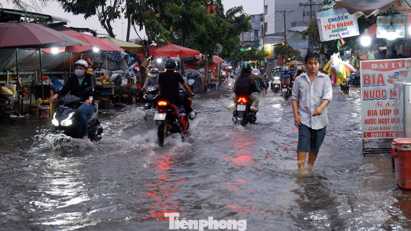 Đường Trần Xuân Soạn, quận 7 (TPHCM) bị ngập trong kỳ triều cường đầu tháng 11 vừa qua. Ảnh: Hữu Huy
