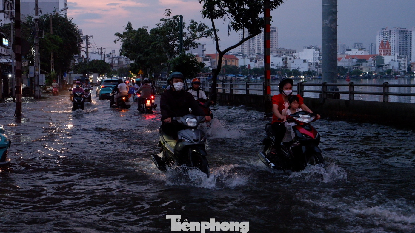 Người và phương tiện bì bõm lội nước.