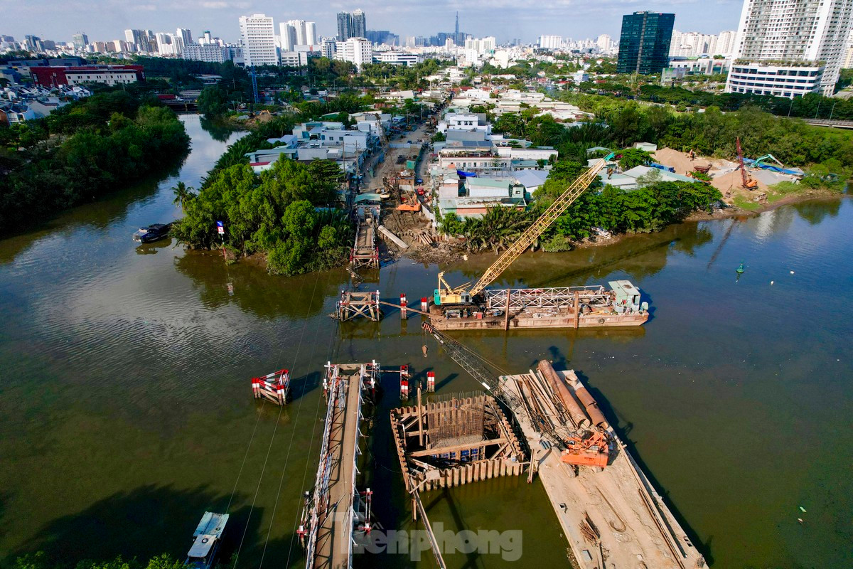 Cuối năm 2023, cơ quan chức năng đã tháo dỡ cầu sắt cũ để đảm bảo an toàn và phục vụ thi công cầu mới. Ảnh: Duy Anh