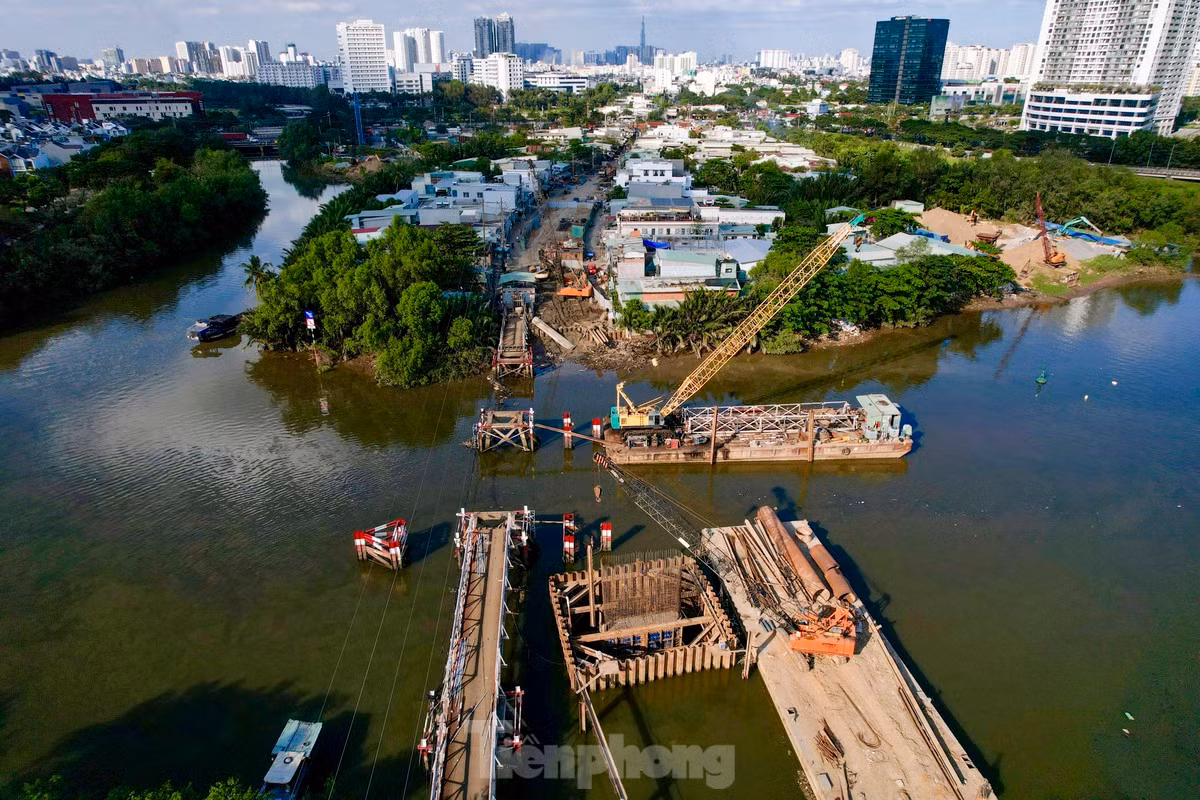 Cuối năm 2023, cơ quan chức năng đã tháo dỡ cầu sắt cũ để đảm bảo an toàn và phục vụ thi công cầu mới. Ảnh: Duy Anh Cuối năm 2023, cơ quan chức năng đã tháo dỡ cầu sắt cũ để đảm bảo an toàn và phục vụ thi công cầu mới. Ảnh: Duy Anh