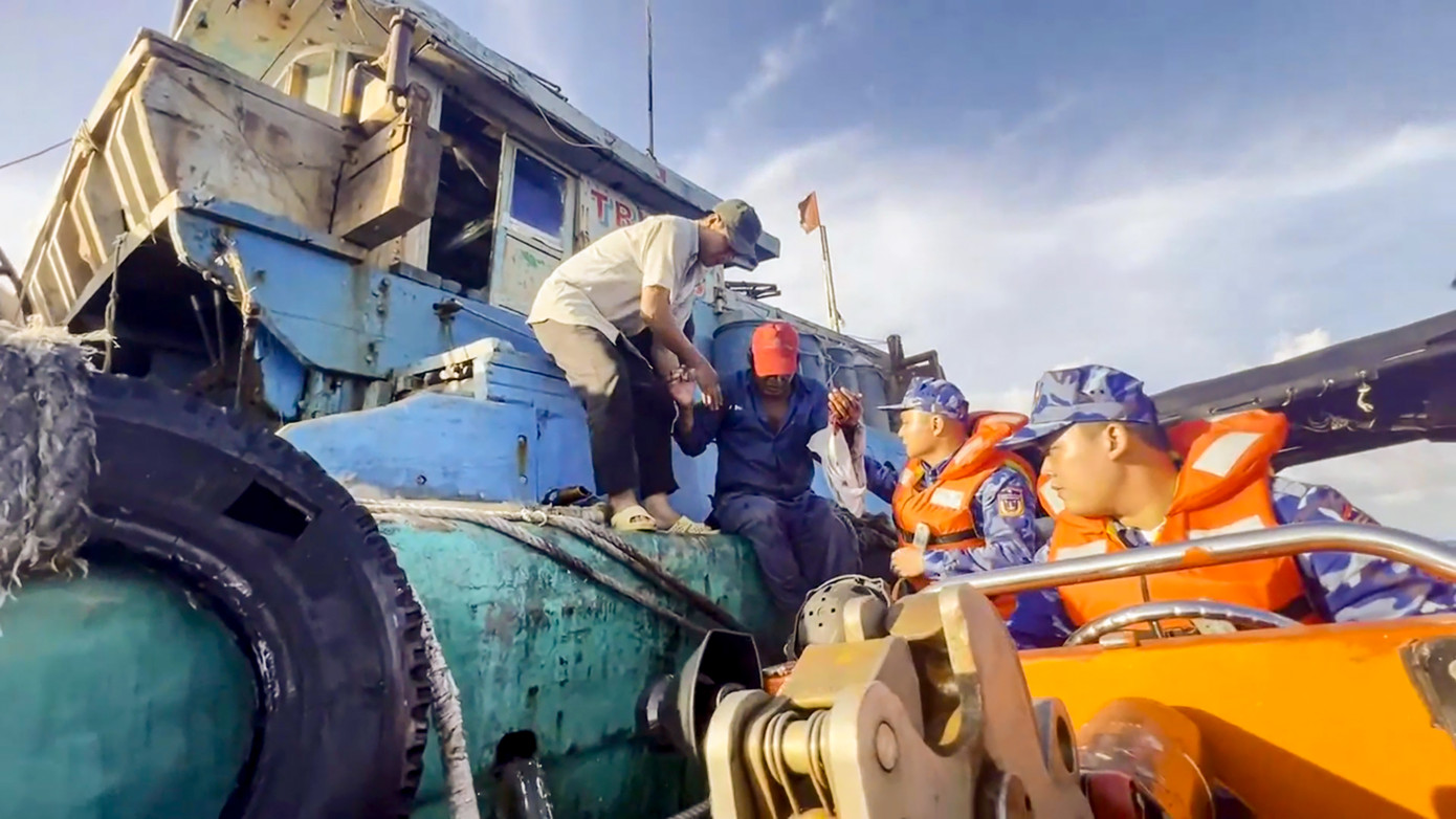 Cán bộ, chiến sĩ tiếp cận đưa người bị nạn lên xuồng cao tốc để về tàu CSB 8005 thực hiện sơ cấp cứu. Ảnh: Bộ Tư lệnh Vùng Cảnh sát biển 3
