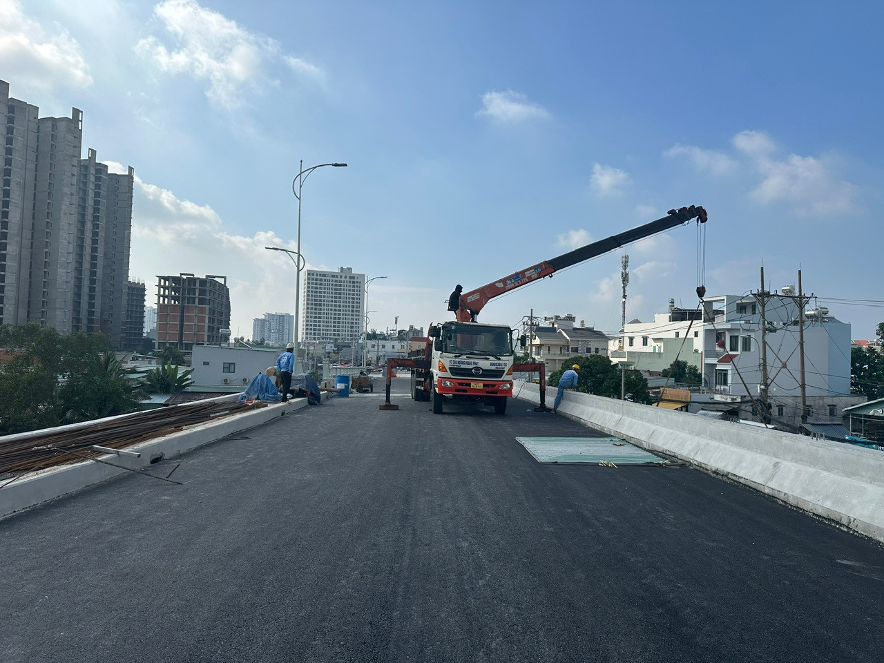 Các nhà thầu đang triển khai thi công các hạng mục khe co giãn, lát gạch lề bộ hành, lắp đặt hệ thống đèn chiếu sáng, trồng cây xanh... Công tác thi công sẽ hoàn thành vào cuối tháng 11 để tổ chức nghiệm thu công trình, dự kiến thông xe vào cuối tháng 12 sắp tới đây.