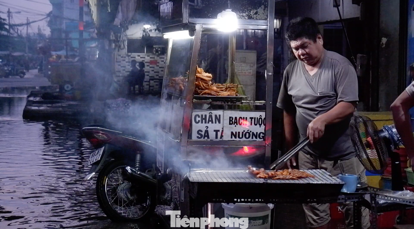 Nhiều hộ kinh doanh trên đường Trần Xuân Soạn (quận 7) phải sống chung với triều cường.