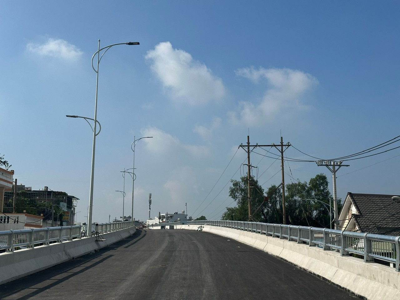 Hệ thống đèn chiếu sáng đang được nhà thầu triển khai thi công lắp đặt và dự kiến hoàn thành ngày 19/11.