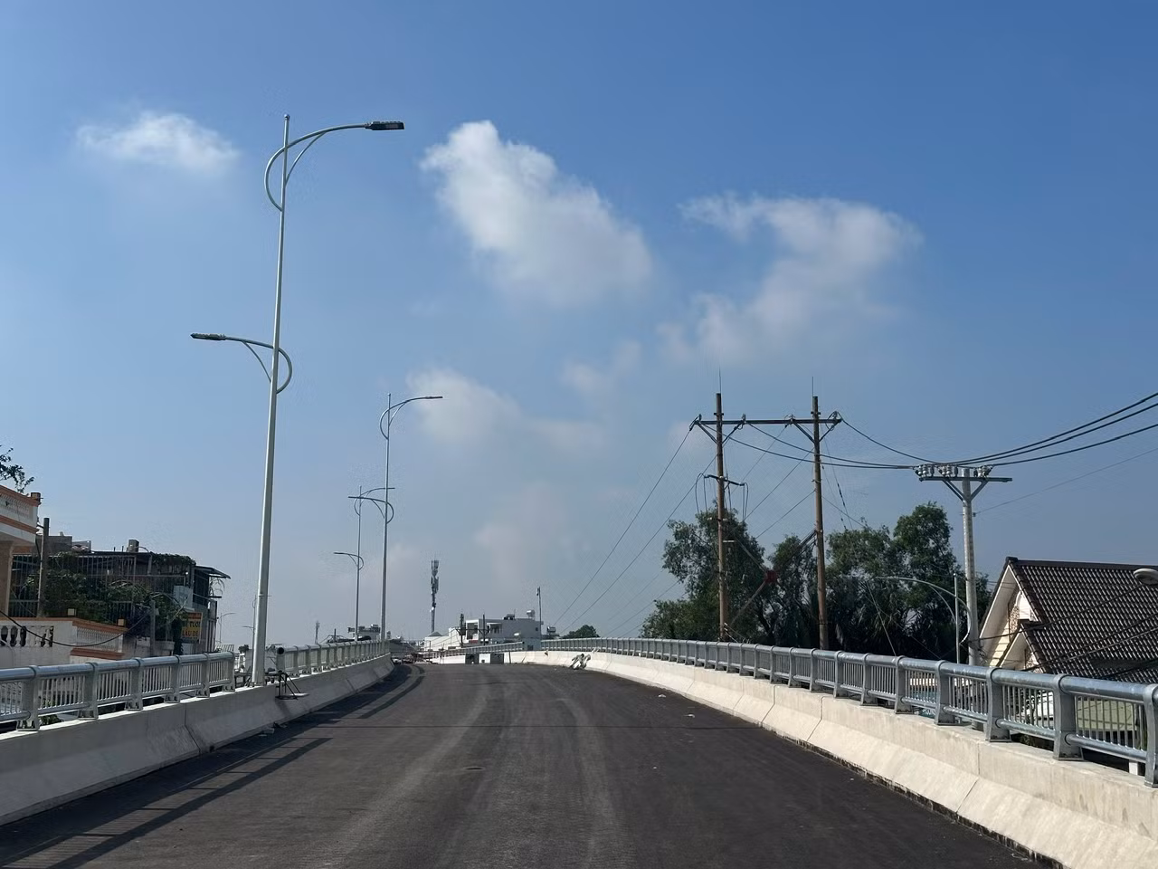 Hệ thống đèn chiếu sáng đang được nhà thầu triển khai thi công lắp đặt và dự kiến hoàn thành ngày 19/11. Hệ thống đèn chiếu sáng đang được nhà thầu triển khai thi công lắp đặt và dự kiến hoàn thành ngày 19/11.