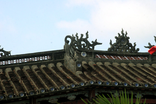 Phần mái lợp bằng mái ngói âm dương - mang nét kiến trúc Việt