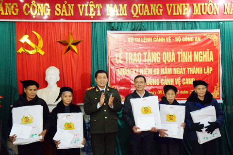 Đoàn Tư lệnh Cảnh vệ cũng trao quà tình nghĩa cho 10 gia đình có thân nhân liệt sĩ tại khu di tích Pác Bó. Đoàn Tư lệnh Cảnh vệ cũng trao quà tình nghĩa cho 10 gia đình có thân nhân liệt sĩ tại khu di tích Pác Bó