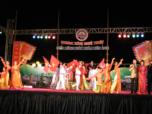 Ca nhạc chào năm mới. Ảnh: Duy Chiến