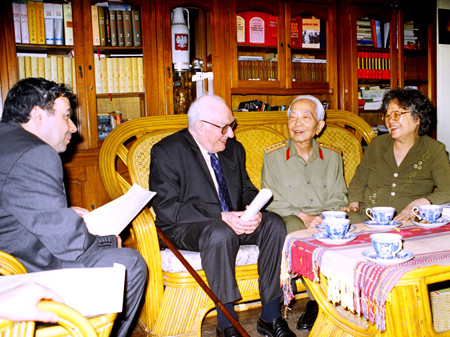 Đại tướng tiếp các nhà sử học Pháp