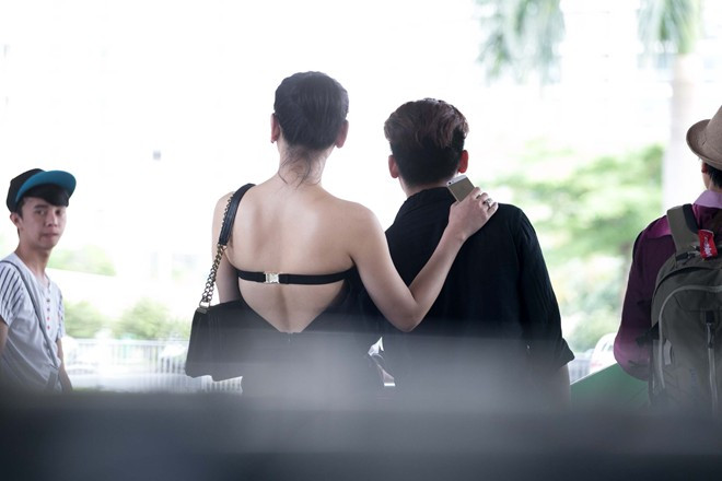 Cách đây không lâu, khi tung ra bộ ảnh bên bể bơi, Lâm Chi Khanh vô tình để lộ nhiều đường nét nam tính chứ không gợi cảm như trong các bộ hình nóng bỏng trước đây