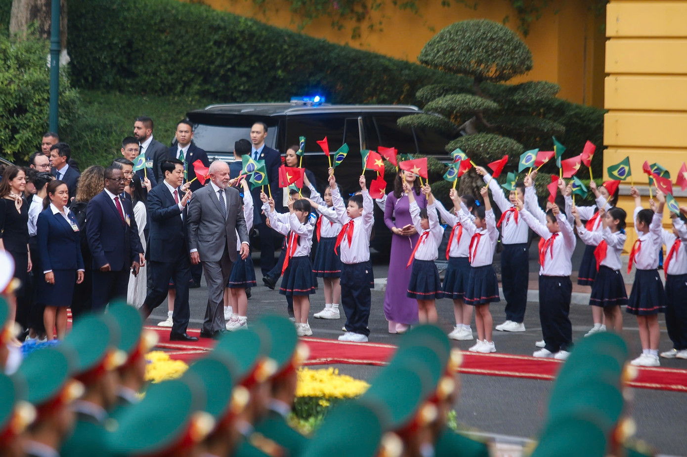 Các em thiếu nhi Hà Nội chào đón hai nhà lãnh đạo. (Ảnh: Duy Phạm) Các em thiếu nhi Hà Nội chào đón hai nhà lãnh đạo. (Ảnh: Duy Phạm)