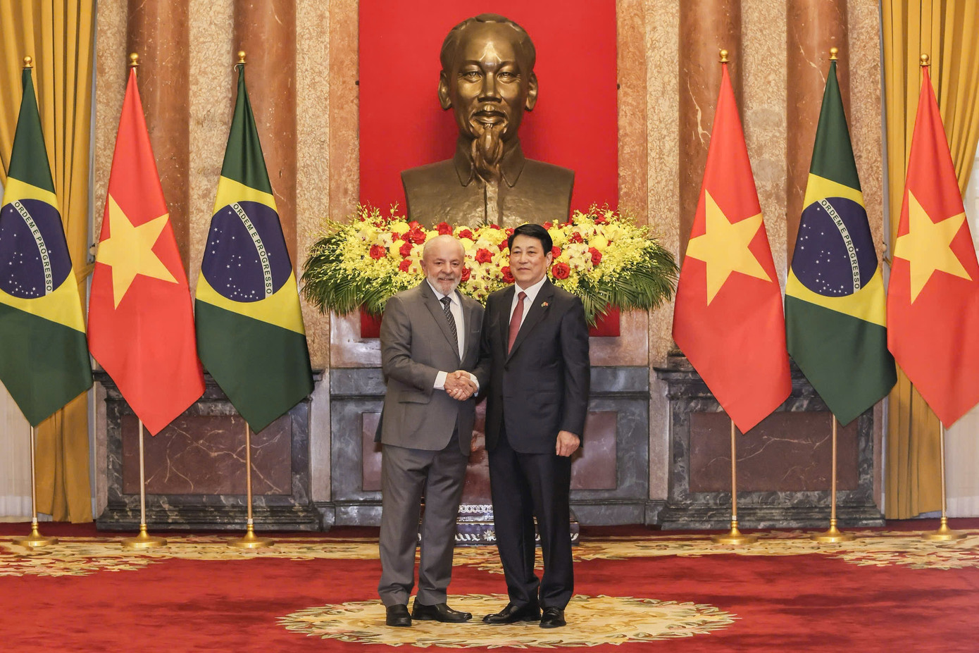 Chủ tịch nước Lương Cường chụp ảnh chung với Tổng thống Brazil Lula da Silva trước cuộc hội đàm. Ảnh: Nhật Minh.