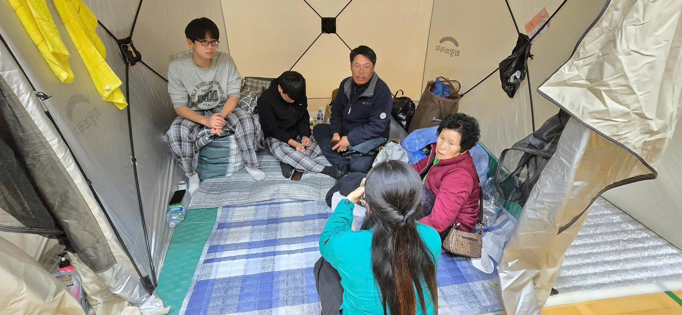 Gia đình chị Thái đang ở tạm trong lều của Hội Chữ thập đỏ. (Ảnh: NVCC) Gia đình chị Thái đang ở tạm trong lều của Hội Chữ thập đỏ. (Ảnh: NVCC)